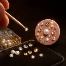 Mix perle plate si strasuri decorative Mix perle plate si strasuri decorative