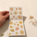 Carte cu stickere Blossom Season Warm Sun and Flowers – flori calde, PET si washi, aprox. 120 bucati Carte cu stickere Blossom Season Warm Sun and Flowers – flori calde, PET si washi, aprox. 120 bucati