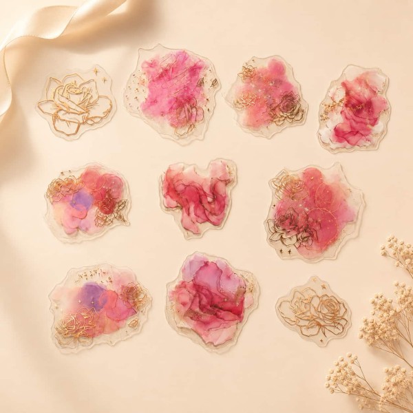 Set stickere PET Starry Flower Charm Sweet Starlight – flori roz cu detalii aurii, 10 bucati Set stickere PET Starry Flower Charm Sweet Starlight – flori roz cu detalii aurii, 10 bucati