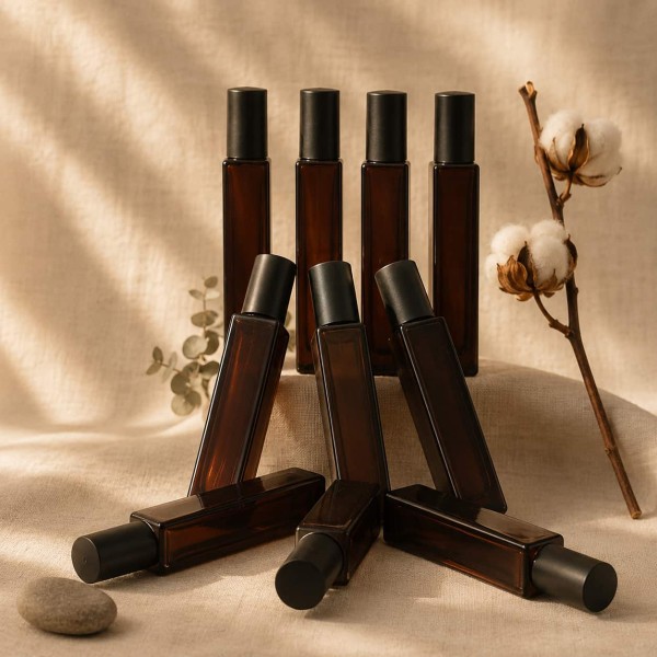 Set 10 sticle roll-on ambra patrate, 10 ml, cu bila metalica si capac negru Set 10 sticle roll-on ambra patrate, 10 ml, cu bila metalica si capac negru