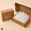 Hartie maruntita zig-zag alba pentru umplutura, 100 g – cutie kraft reutilizabila 210 x 150 x 50 mm