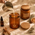 Set borcan ambra tip apotecar 100 ml pentru lumanare, cu capac din pluta, fitil 10 cm si autocolant dublu adeziv